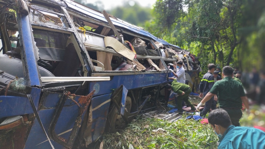 Hiện trường xe khách lao xuống vực làm ít nhất 5 người chết ở Kon Tum