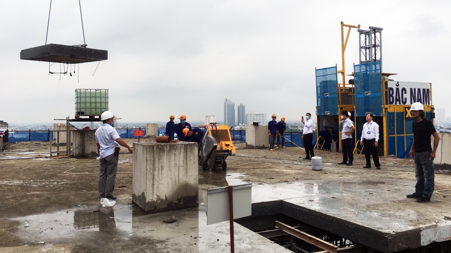 Sai phạm toà nhà 8B Lê Trực: Cắt, dỡ hàng loạt tấm bê tông tại tầng 18