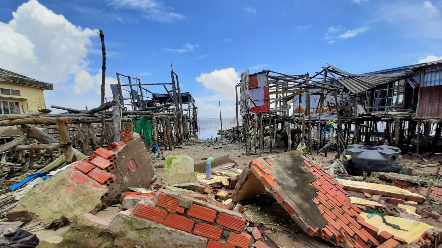 Ảnh: Đê biển Cà Mau mong manh trước sóng dữ