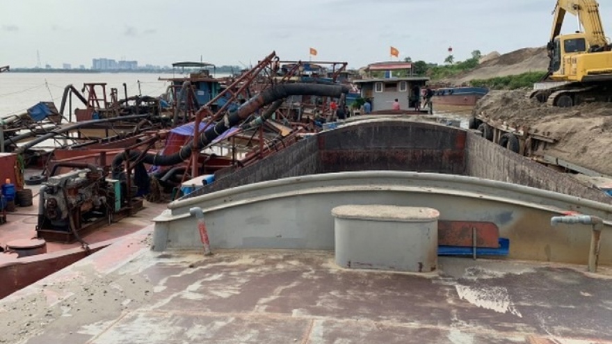 10 tàu ngang nhiên khai thác cát trái phép trên sông Hồng