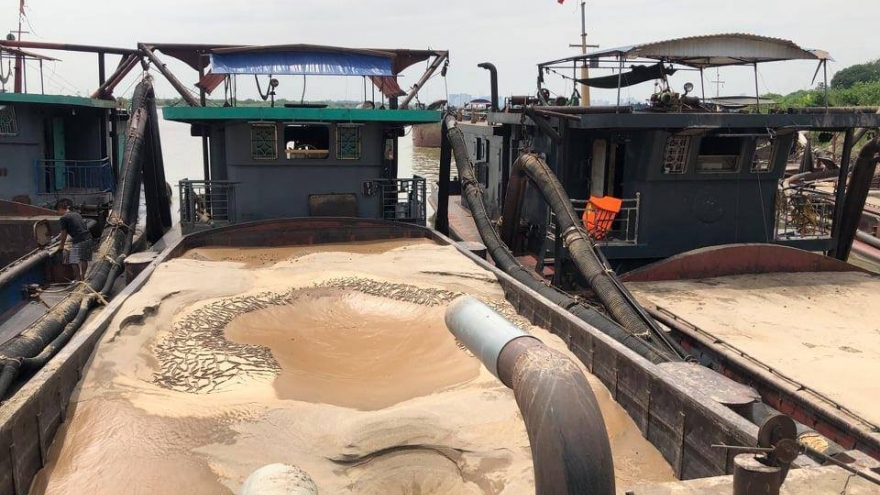 Bắt giữ 3 tàu khai thác trộm cát sông Hồng