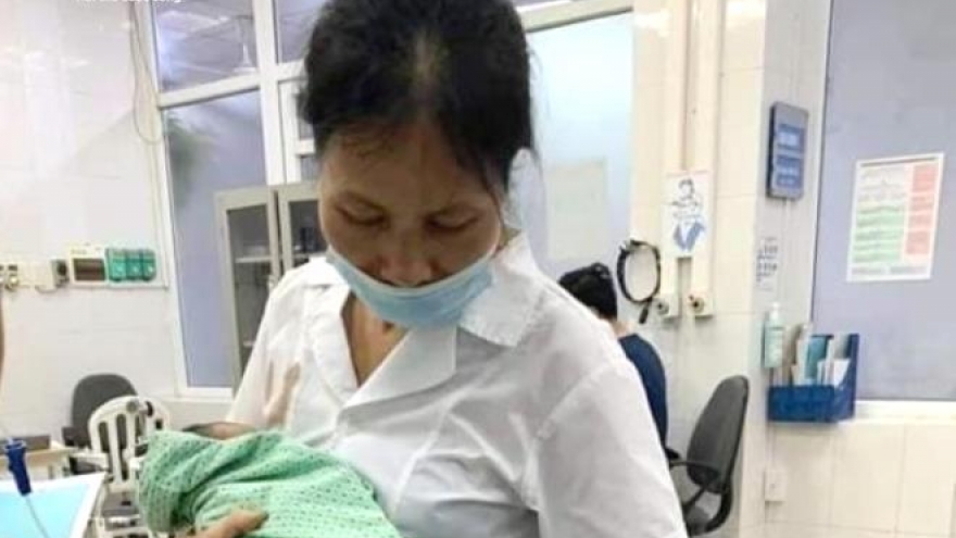 Bé sơ sinh bị bỏ rơi 3 ngày dưới nắng nóng 40 độ C: Công an vào cuộc