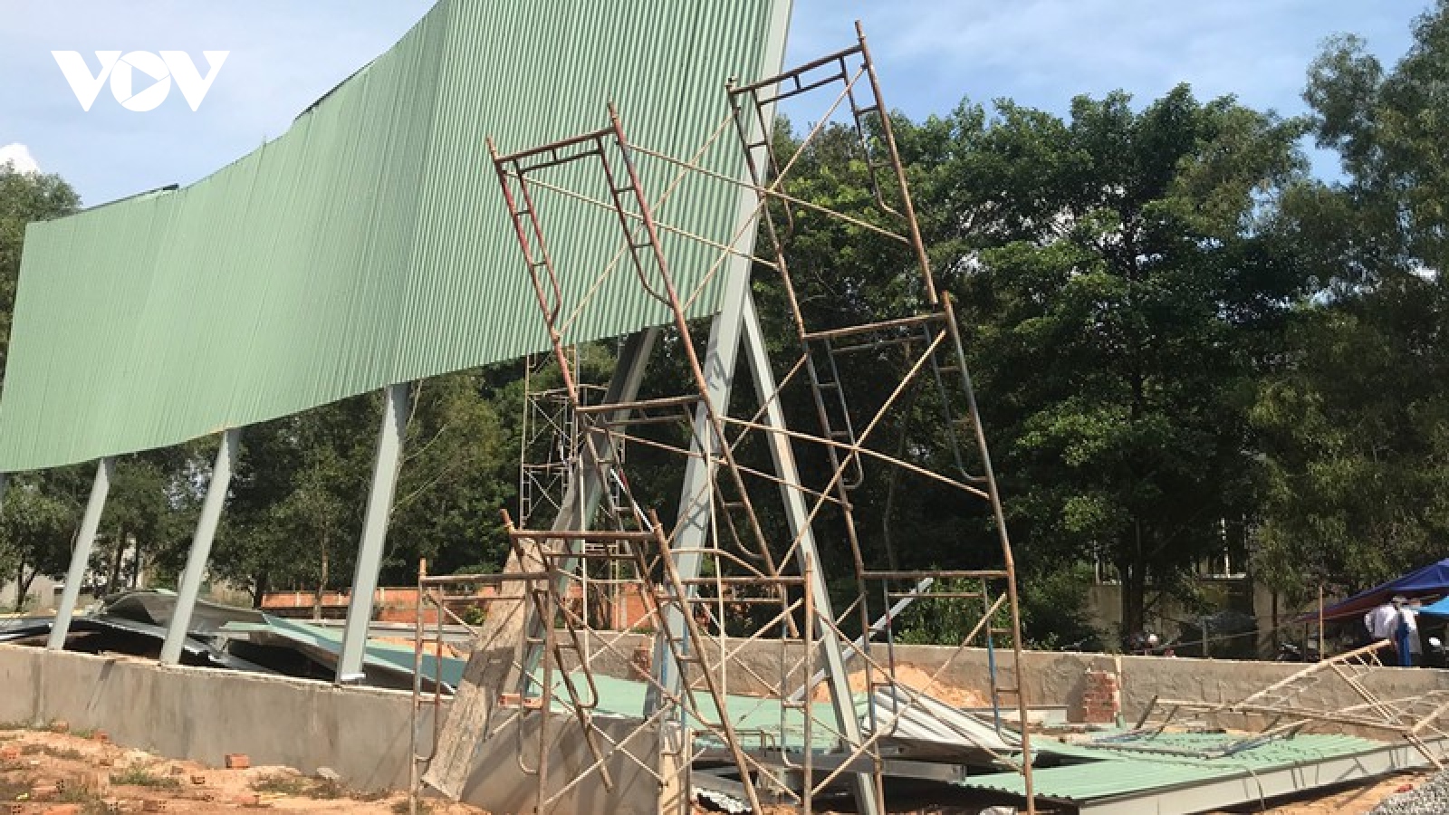 Nhà xưởng đang xây đổ sập, 3 công nhân bị thương nặng