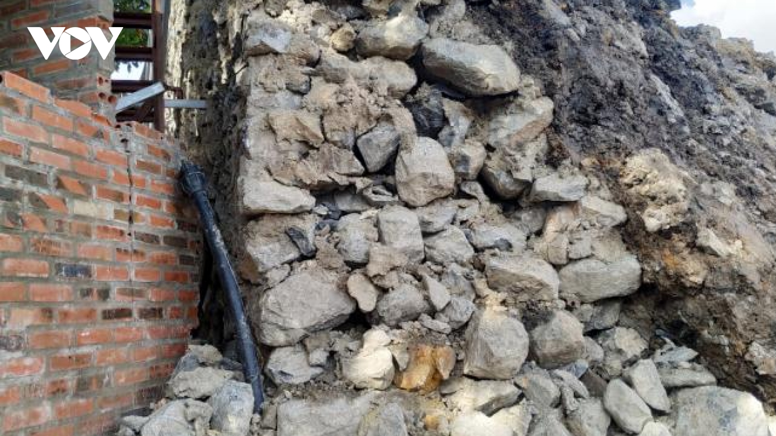 Thấp thỏm sống bên tuyến kè vừa xây đã sạt lở nghiêm trọng