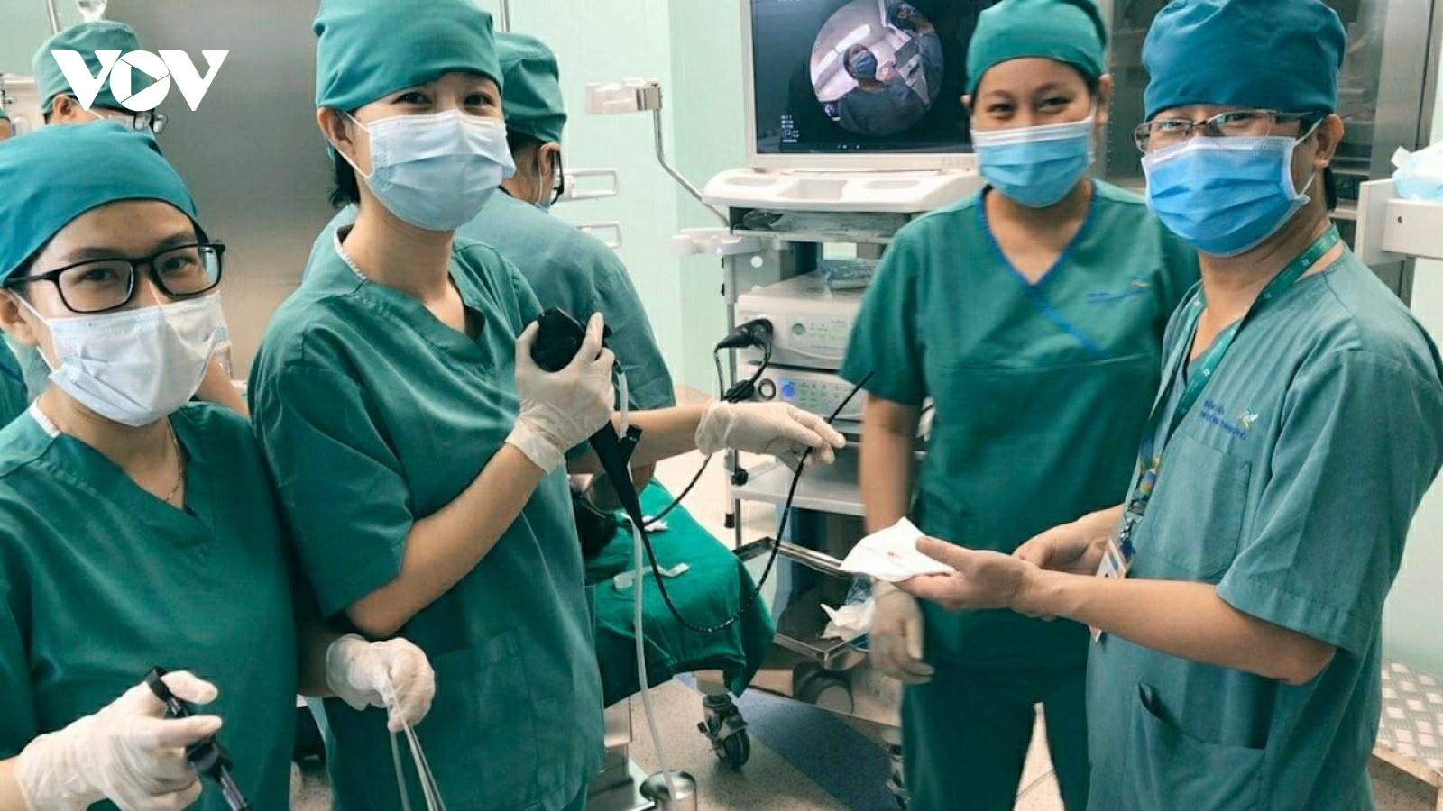 Bé 10 tháng tuổi bị hóc đèn led điện thoại đồ chơi vào phổi