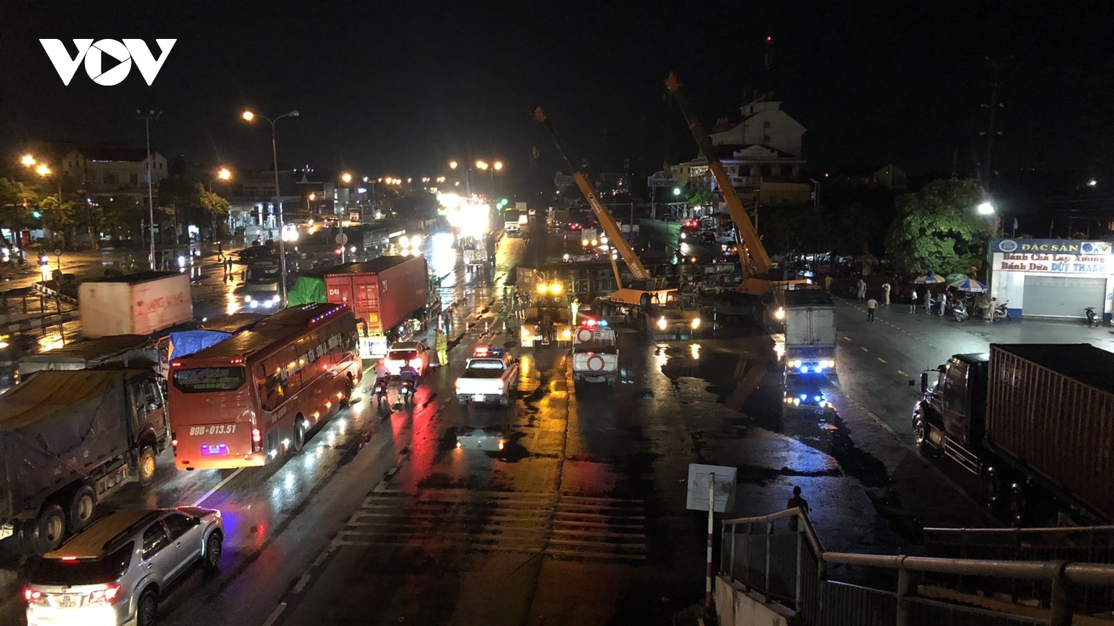 Tránh xe con, container lật giữa đường ở Hải Dương