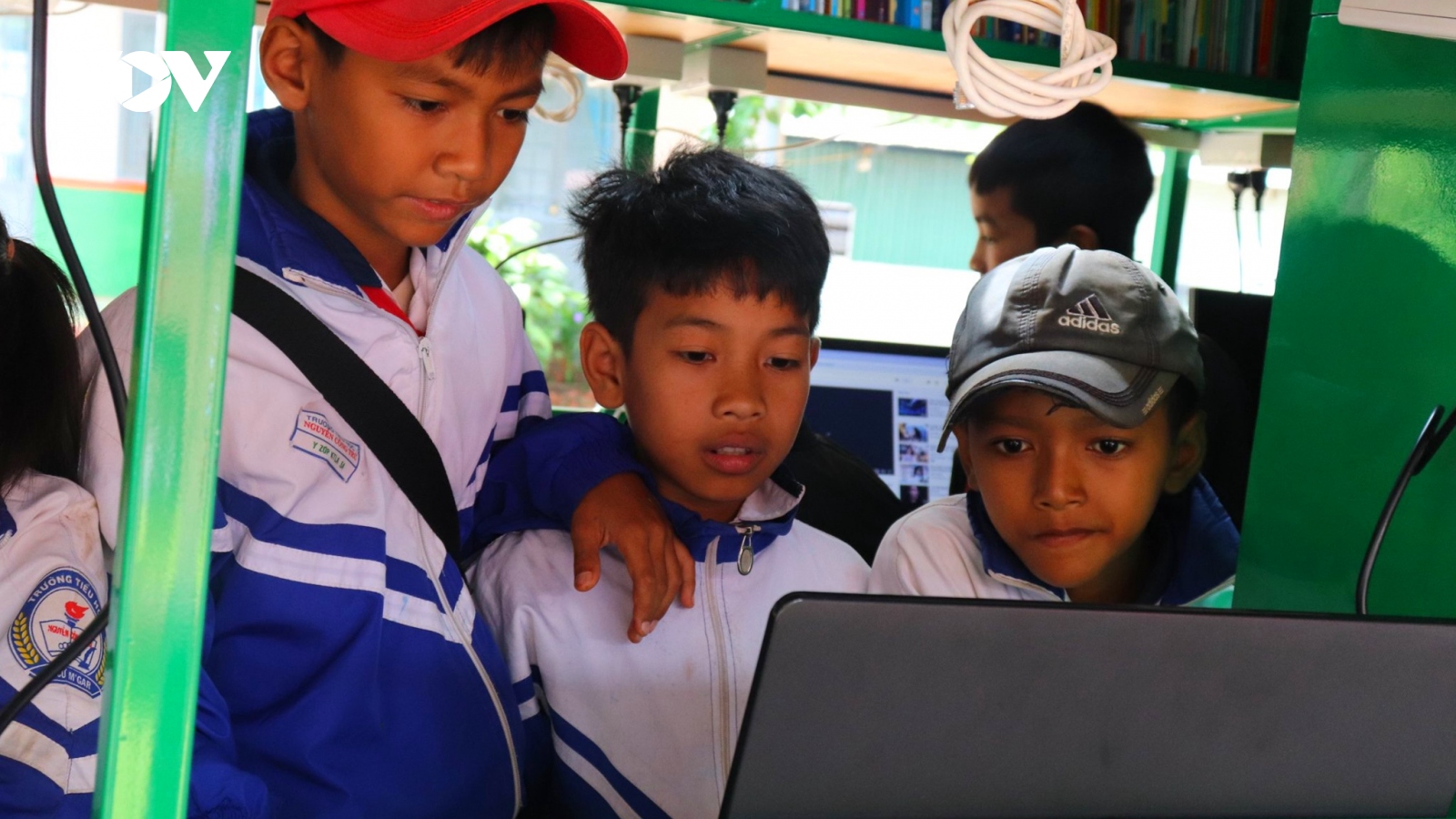 Xe Thư viện lưu động đưa “Ánh sáng tri thức” về buôn làng Đắk Lắk