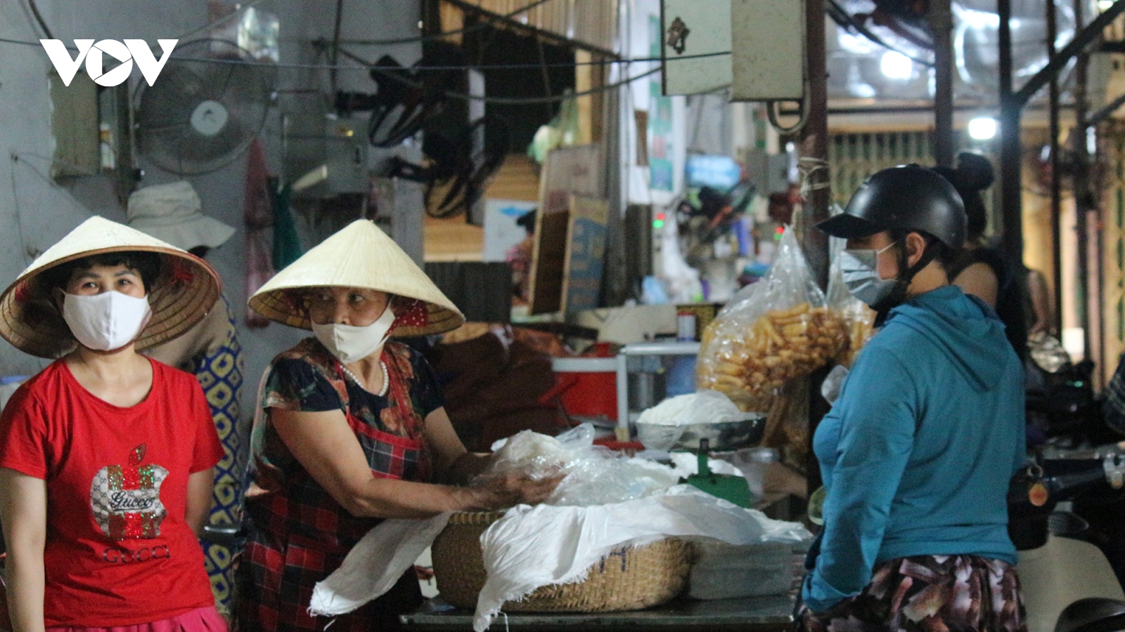 Ảnh: Người Hà Nội đeo khẩu trang đi chợ tuân thủ phòng chống Covid-19