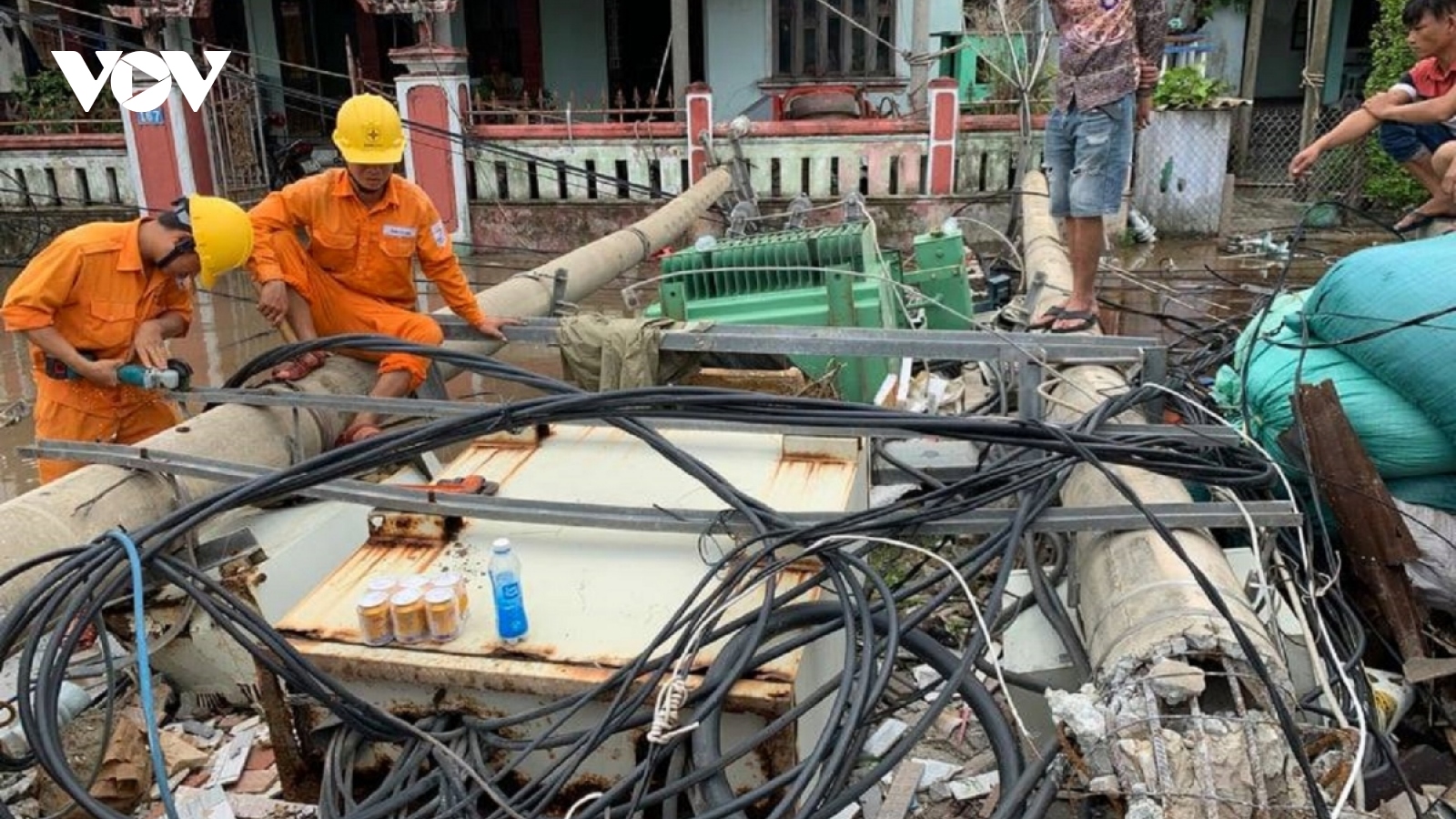 Bão nhỏ, cột điện gãy đổ nhiều: Tạm dừng sử dụng cột bê tông dự ứng lực.