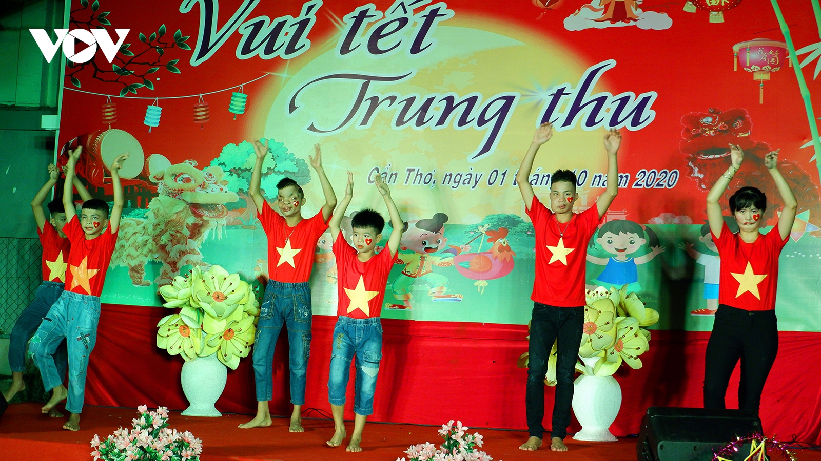 Đêm Hội Trăng rằm, ấm áp cùng các em mồ côi, trẻ em khuyết tật tại Cần Thơ