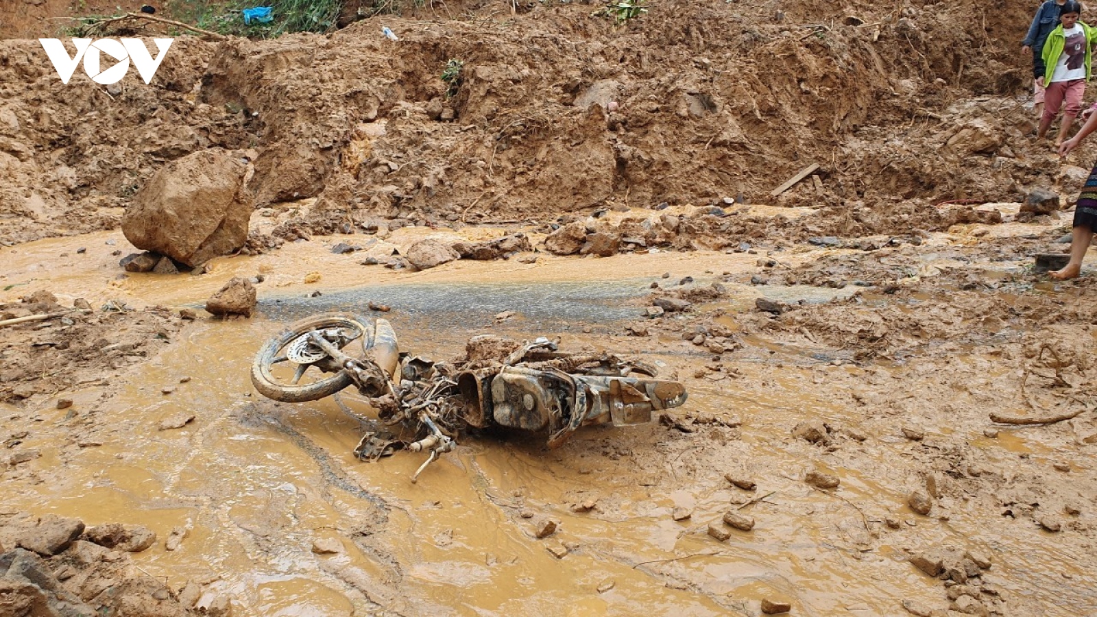 22 cán bộ chiến sĩ bị vùi lấp ở Quảng Trị: Thay phiên nhau tìm kiếm người