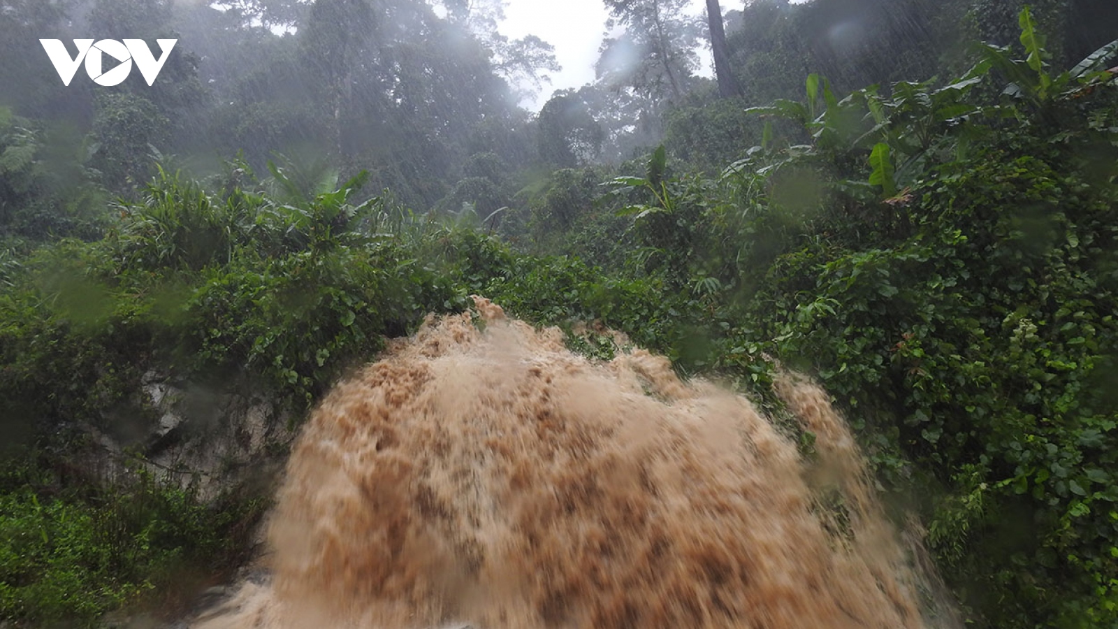 Mưa lũ gây sạt lở ách tắc nhiều tuyến đường ở Kon Tum