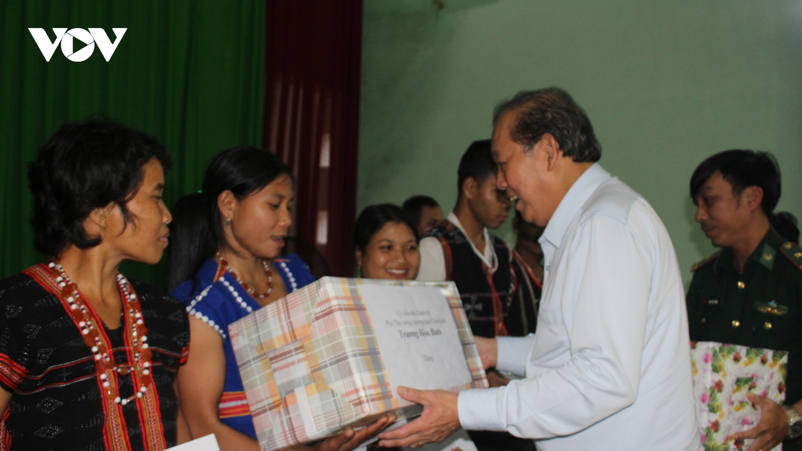 Phó Thủ tướng Trương Hòa Bình tặng quà người dân miền núi Quảng Nam