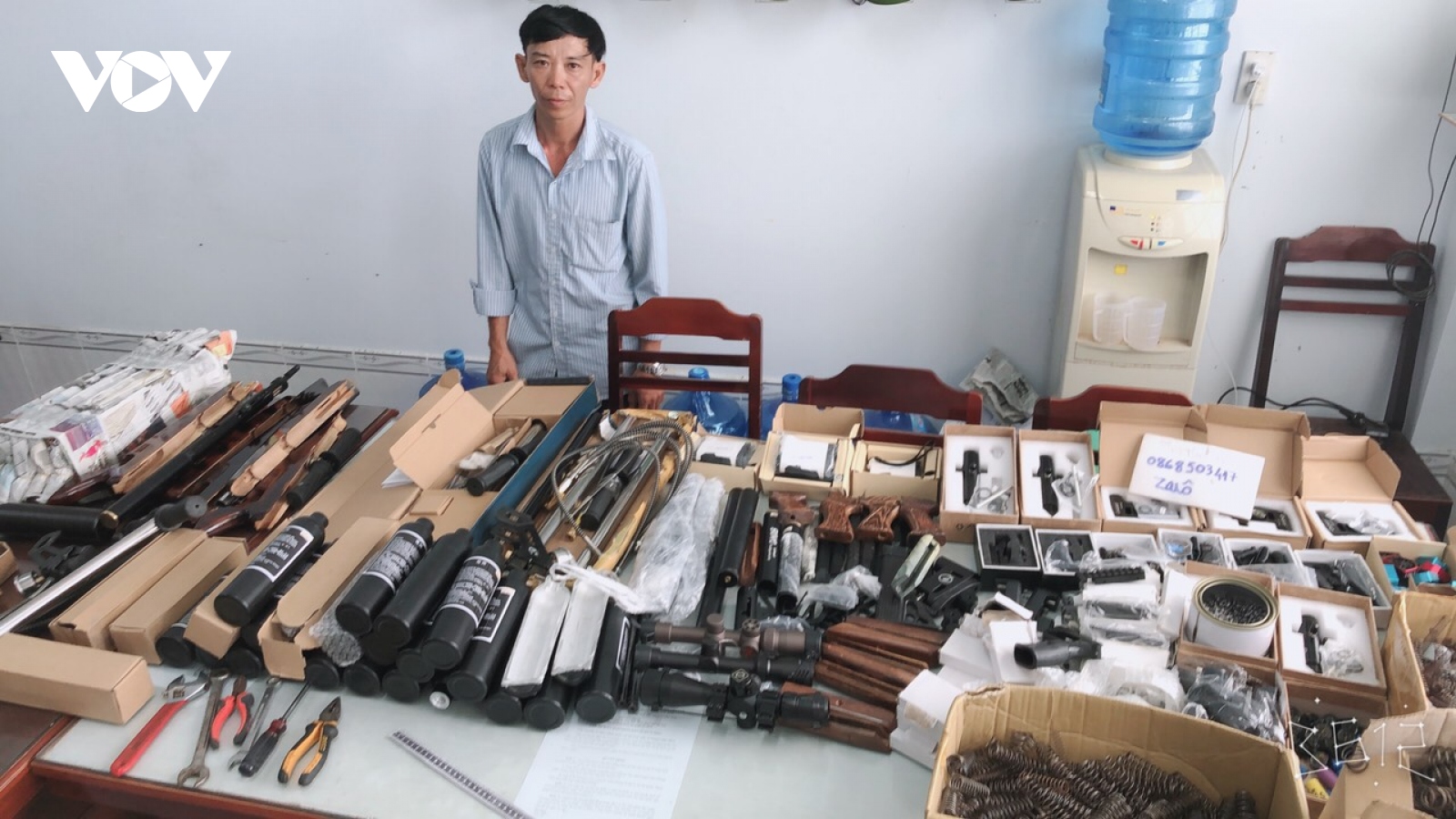 Thuê nhà để bán súng săn, linh kiện cho khách