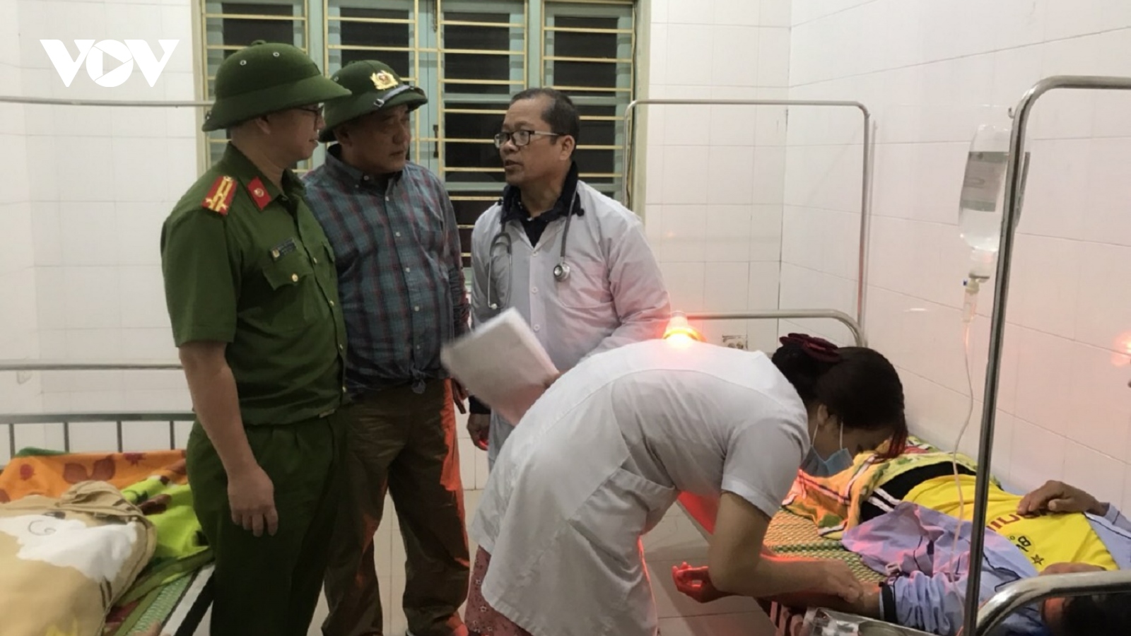 Tiếp cận được khu vực Thủy điện Rào Trăng 4, đưa 5 công nhân đi cấp cứu