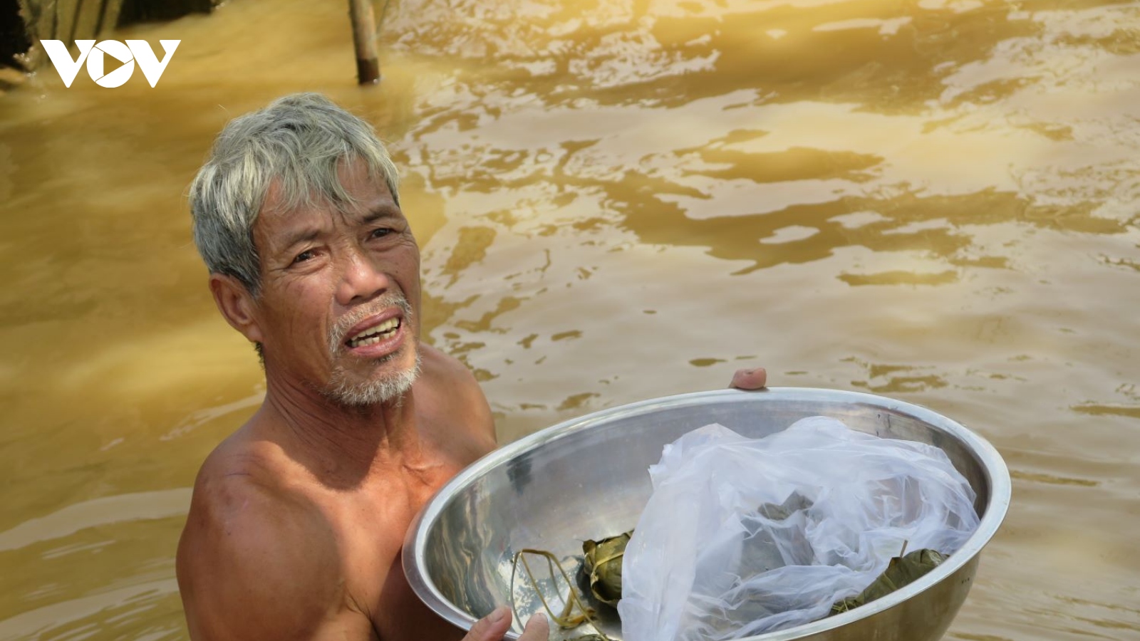 Cứu trợ khẩn cấp vùng bị lũ chia cắt ở Quảng Bình