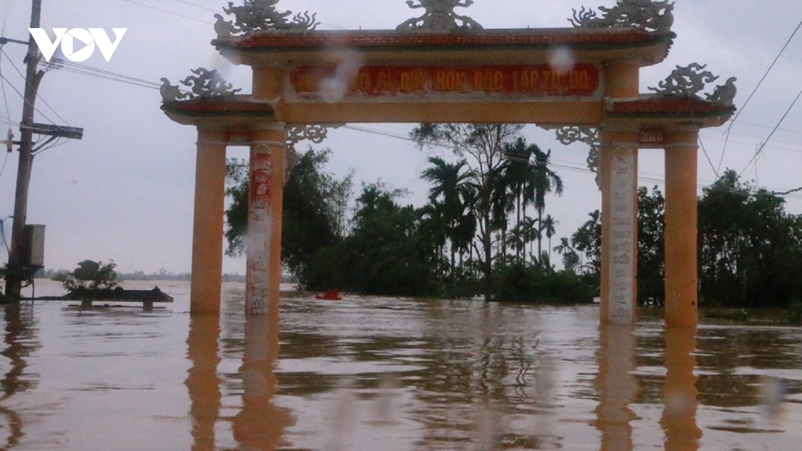 Miền Trung vừa ứng phó bão số 6 vừa khắc phục và chống chọi với lũ lớn