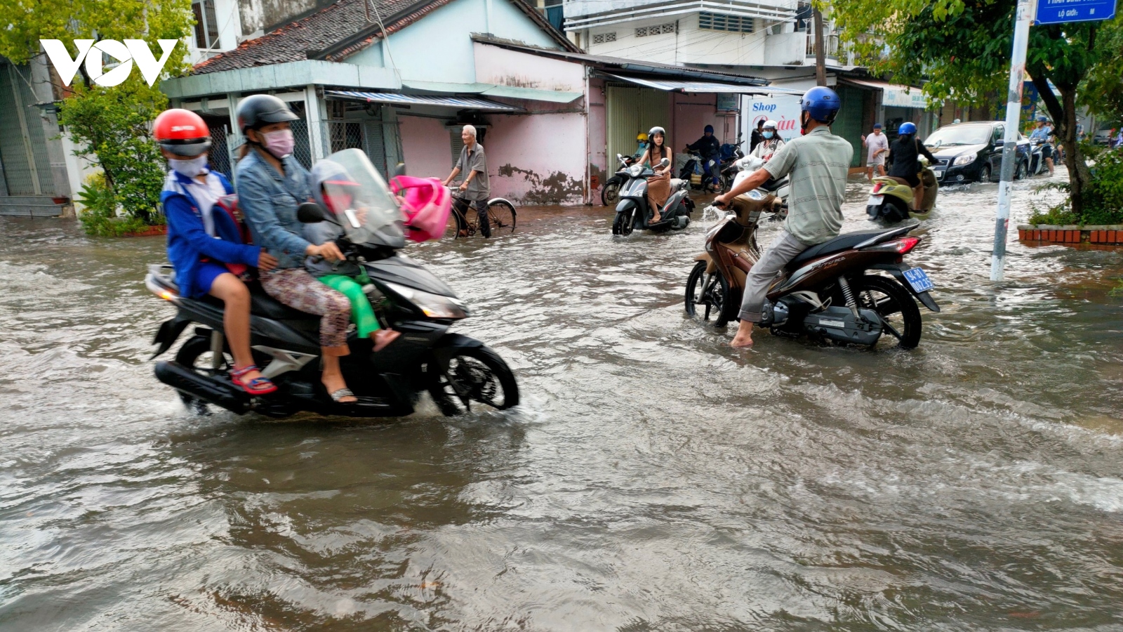 Triều cường lại dâng cao gây ngập sâu nhiều nơi ở Bạc Liêu