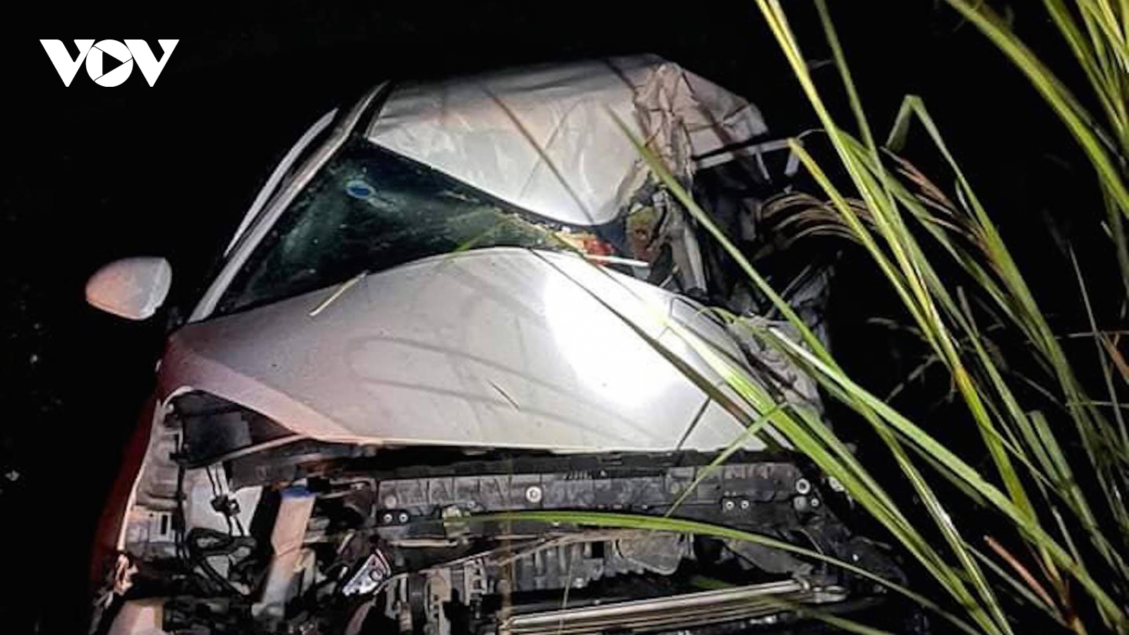 Tài xế xe i10 tử vong tại chỗ sau cú va chạm kinh hoàng với xe tải