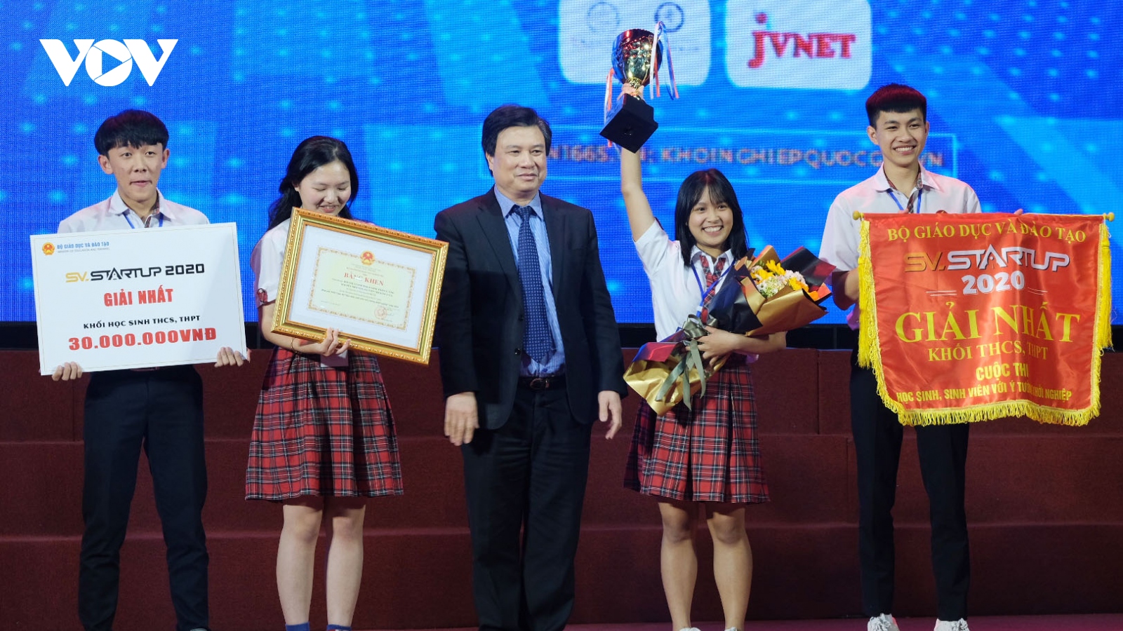 Nhóm học sinh Đắk Lắk giành giải Nhất cuộc thi khởi nghiệp với dự án làm ống hút từ hạt bơ