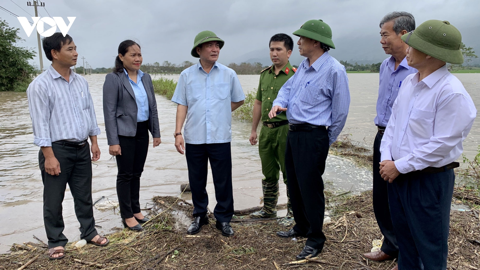 Bí thư Tỉnh uỷ Đăk Lăk trao tiền cho 3 hộ dân bị sập nhà do mưa lũ