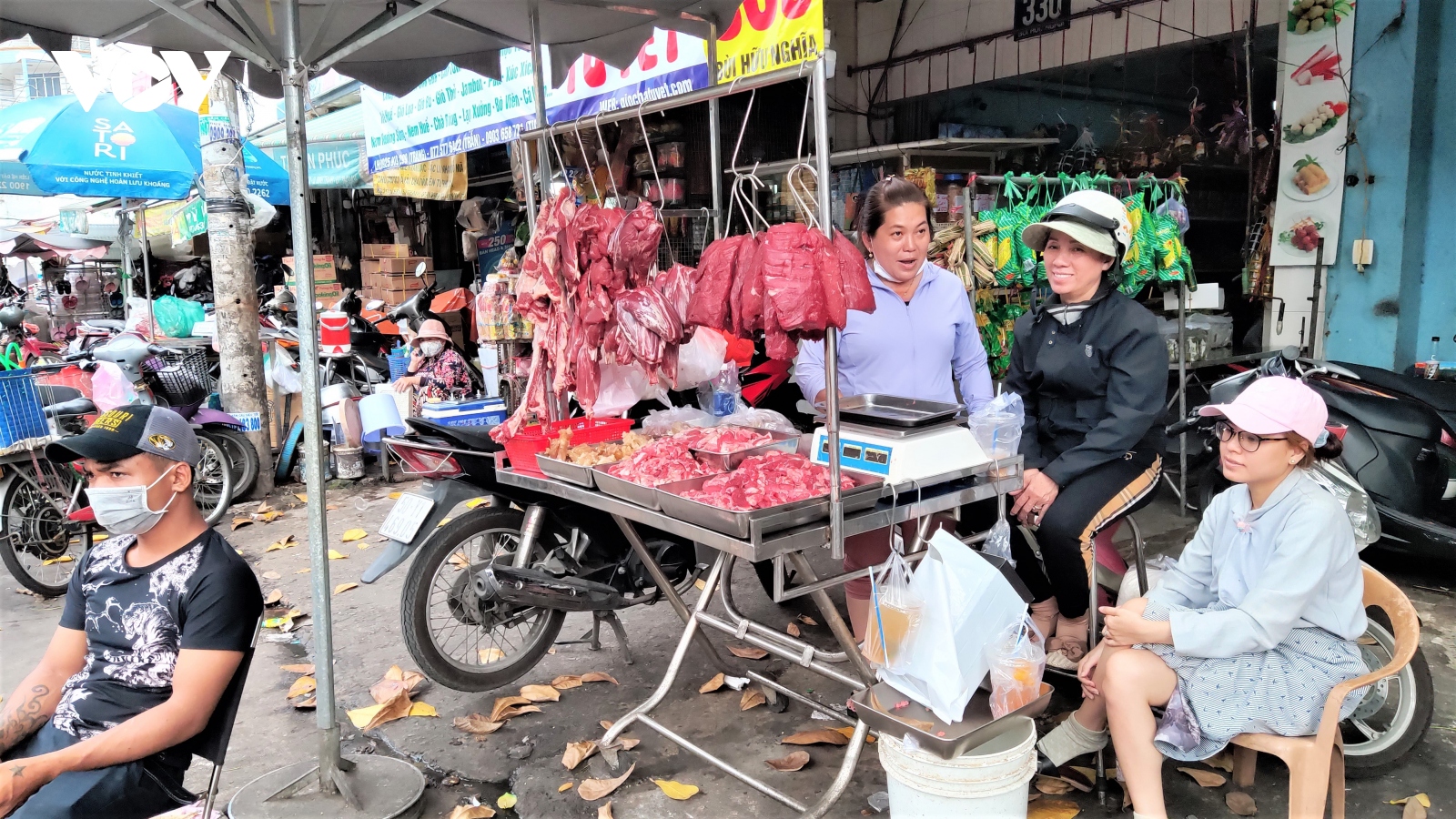 Nhiều người dân TP.HCM vẫn lơ là việc đeo khẩu trang phòng dịch Covid-19