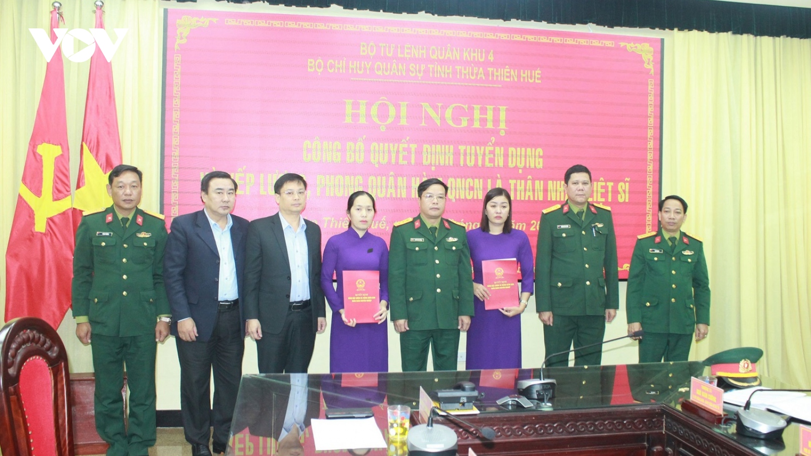 Tuyển dụng, trao quân hàm quân nhân chuyên nghiệp cho thân nhân liệt sĩ Rào Trăng 3