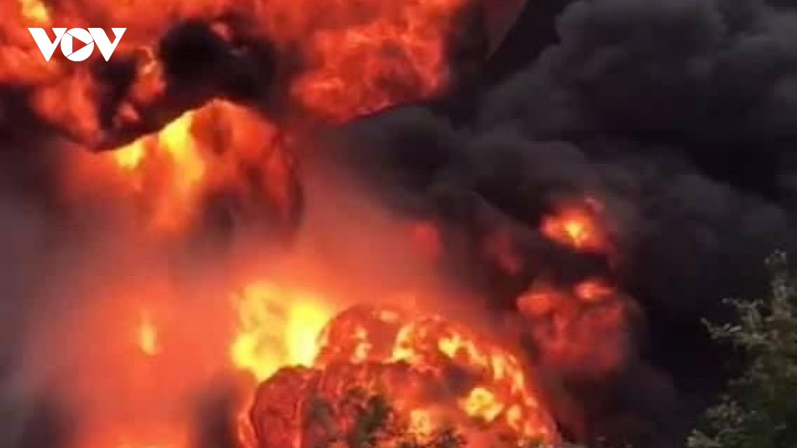 Cháy nổ kinh hoàng tại kho hàng ở biên giới Việt - Lào, 2 người chết và 6 người bị thương