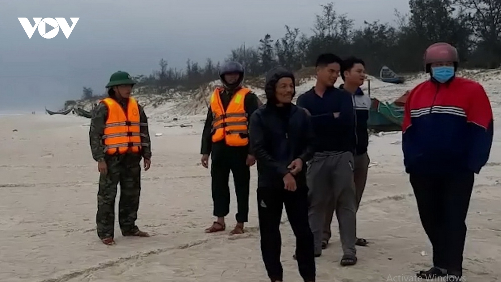 Sóng đánh chìm thuyền nan, 2 ngư dân mất tích