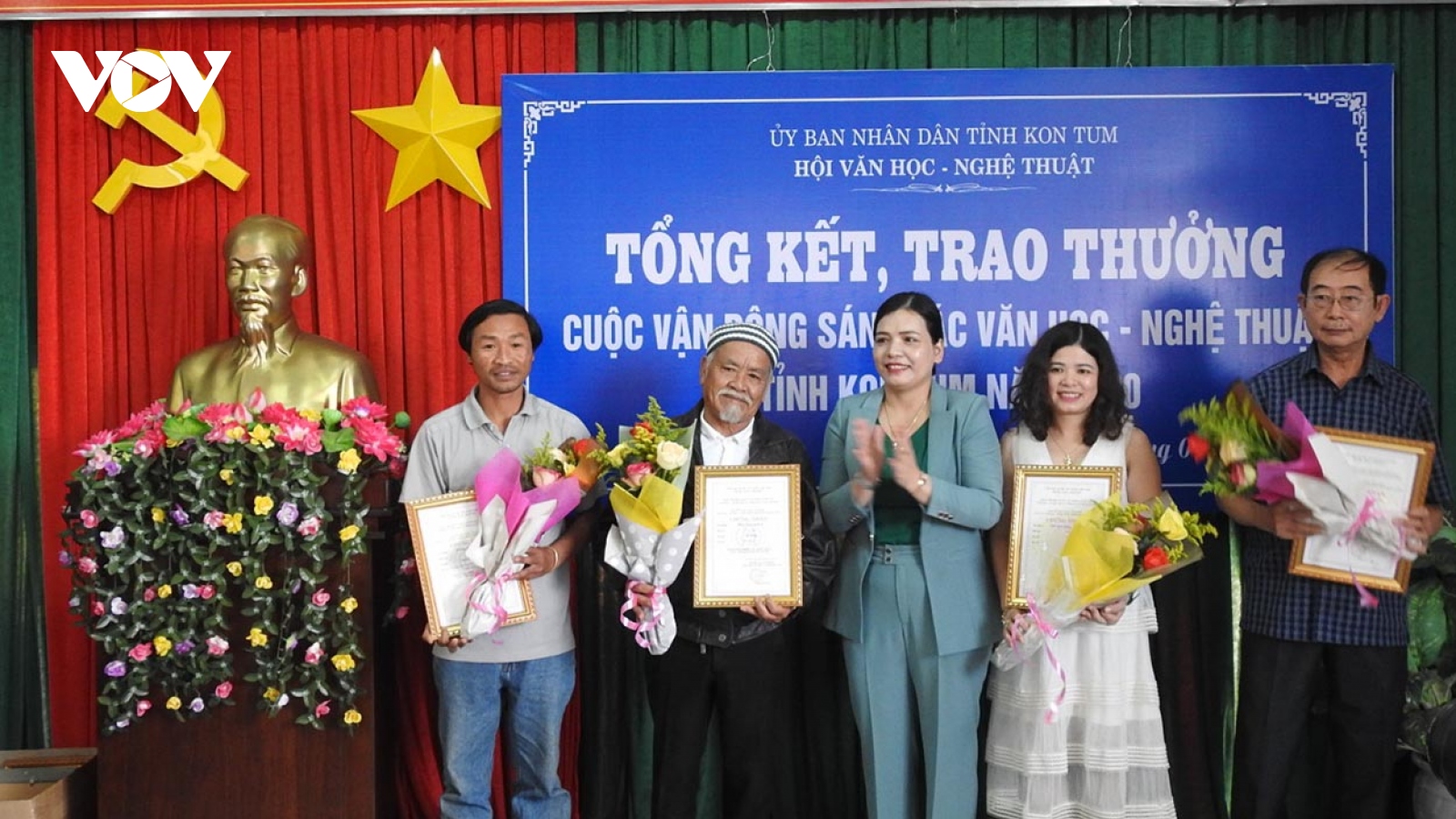 Trao giải thưởng sáng tác văn học - nghệ thuật chào mừng Đại hội Đảng XIII