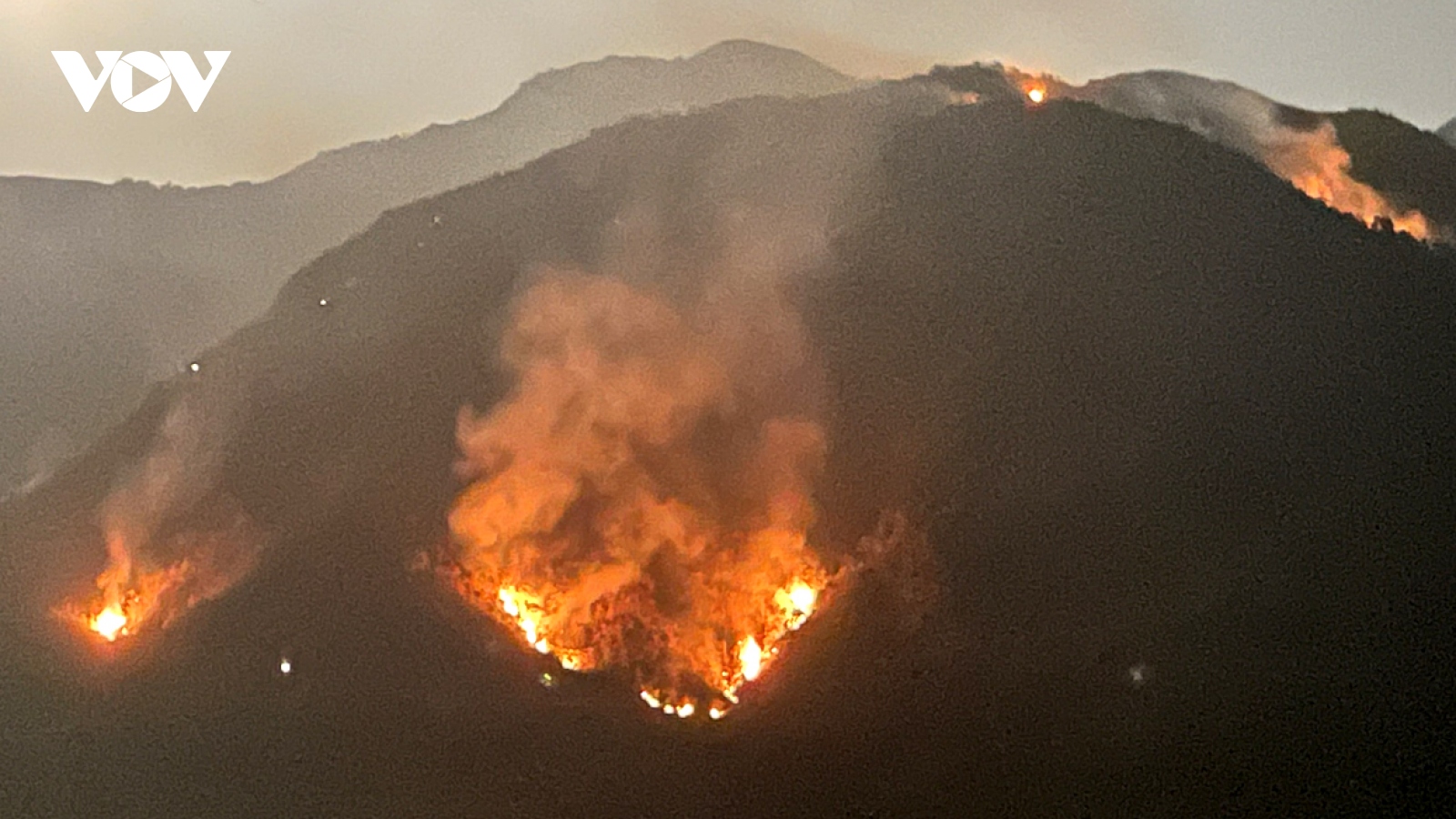 Huy động gần 1.000 người chữa cháy rừng ở Lai Châu