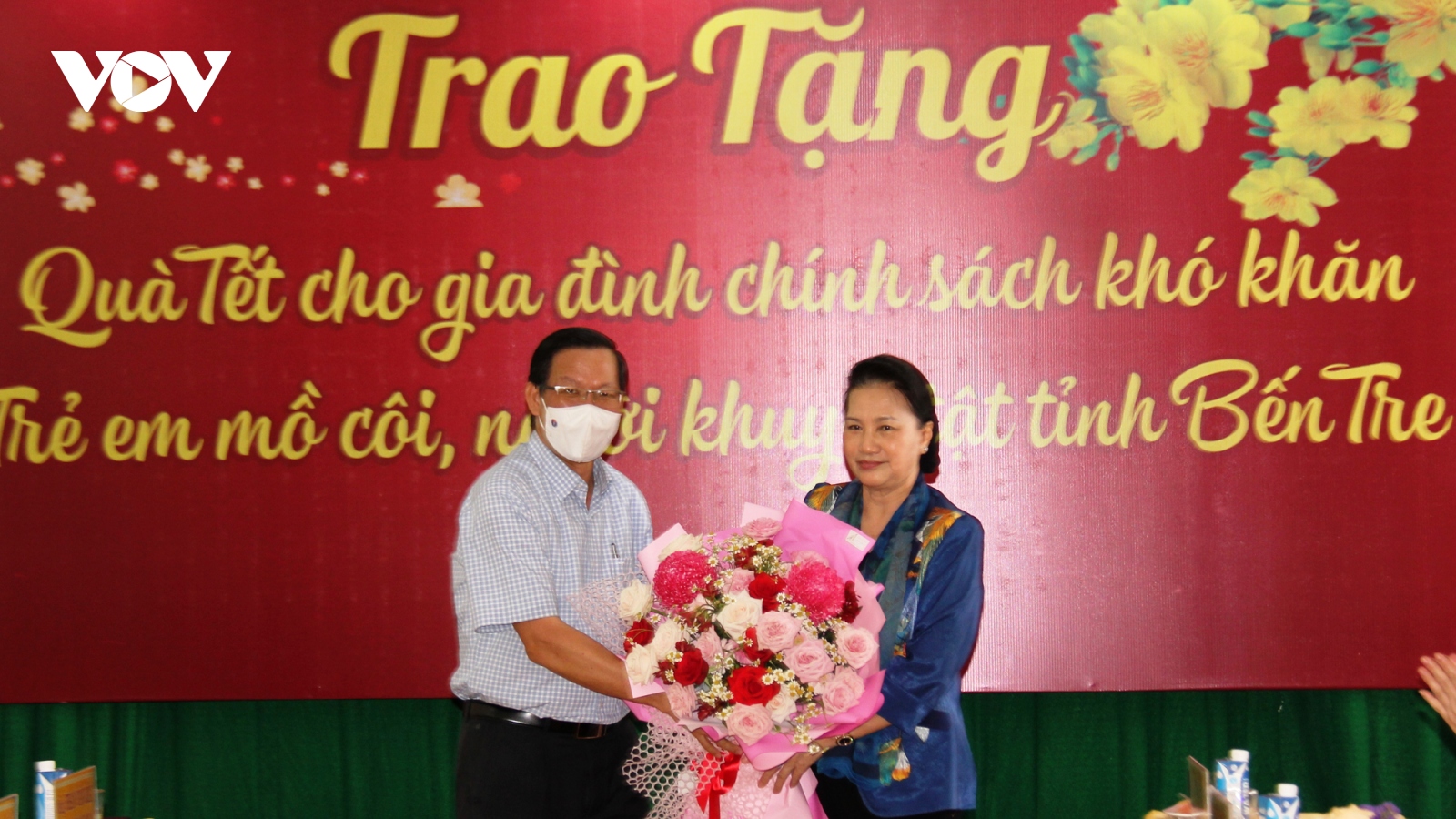 Chủ tịch Quốc hội tặng quà Tết cho hộ nghèo, trẻ mồ côi ở Bến Tre