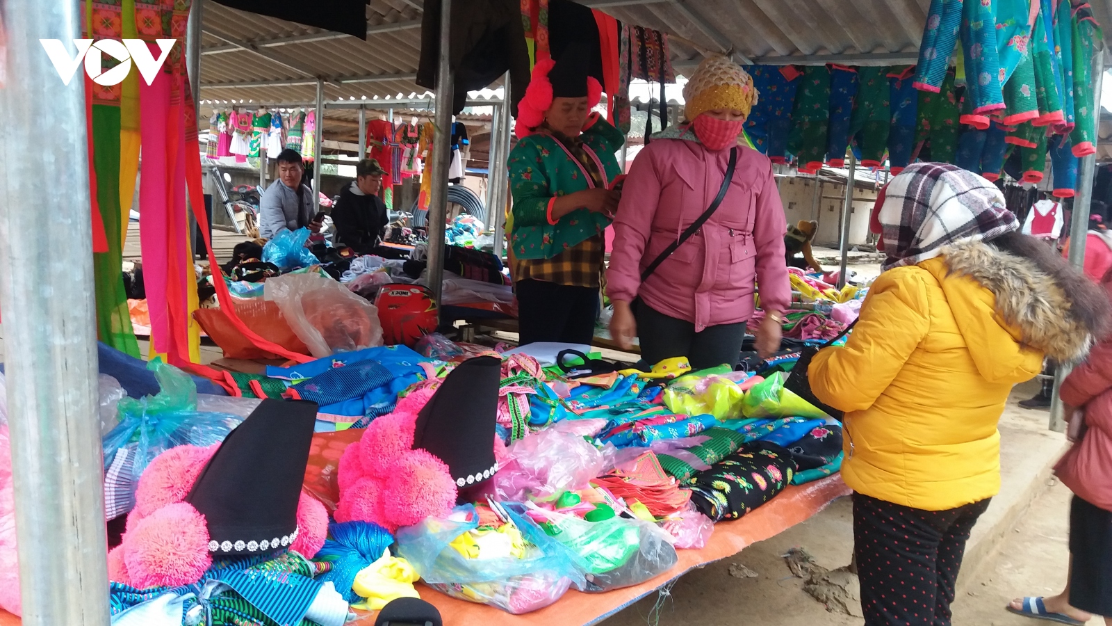 Rộn ràng chợ phiên Co Mạ