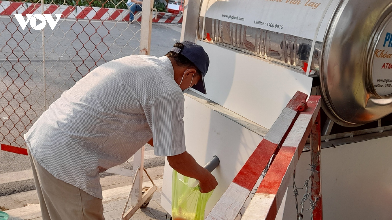 Cây ATM gạo đầu tiên trong khu phong tỏa ở Bình Dương đi vào hoạt động