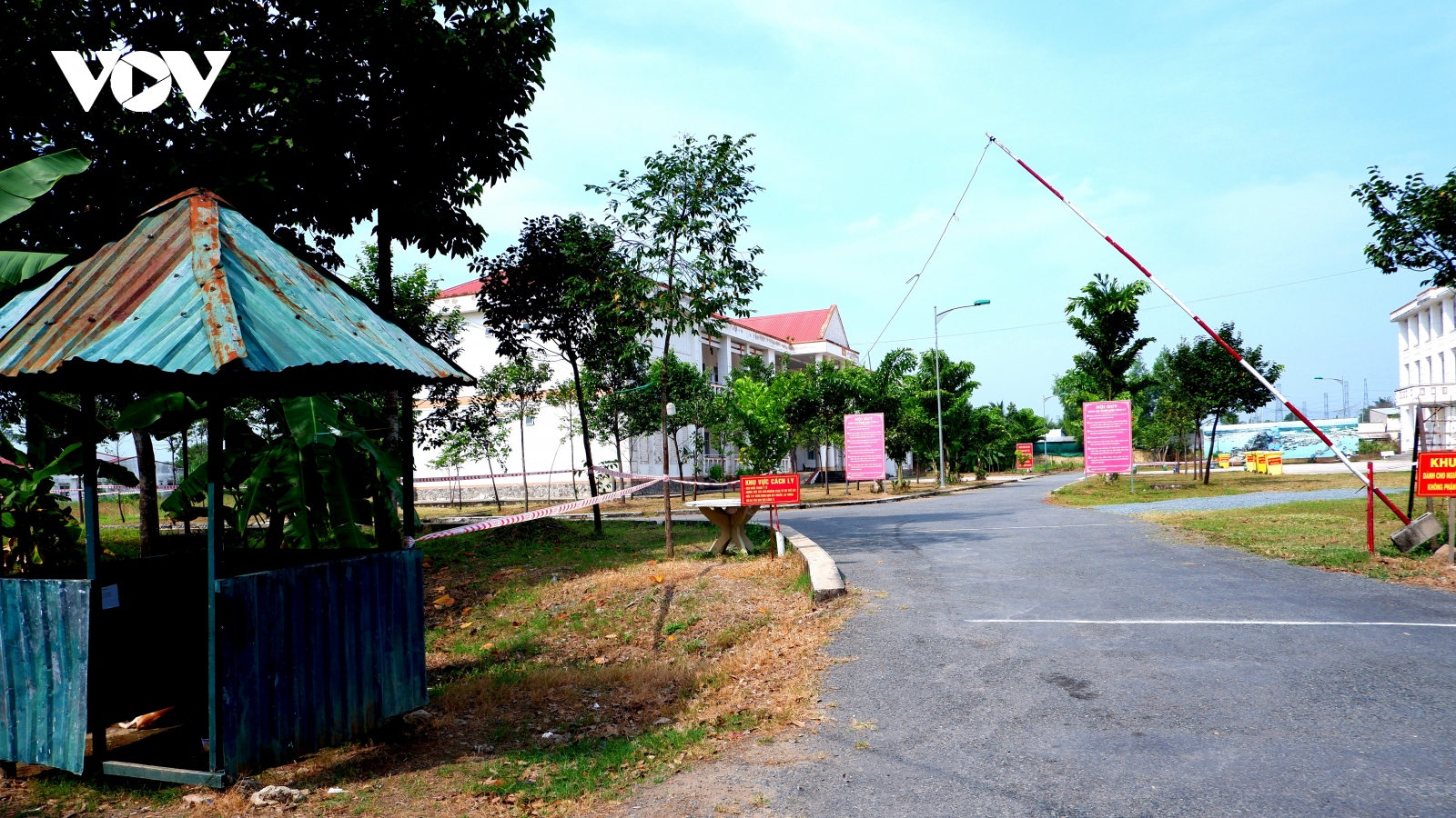 Cách ly tập trung 3 trường hợp liên quan đến BN2424