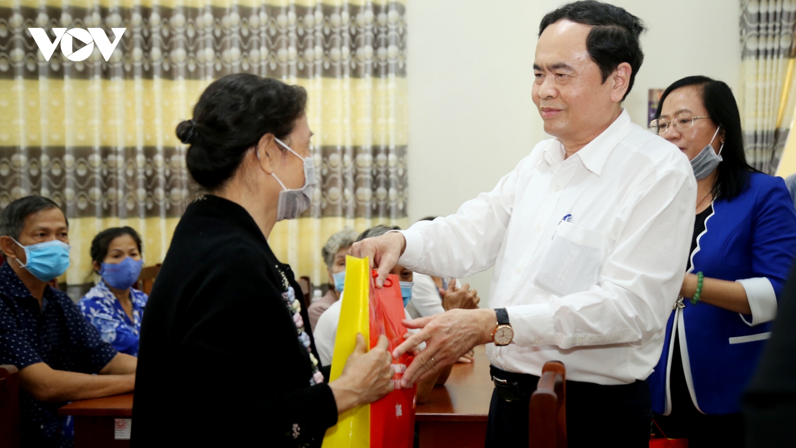 Chủ tịch Mặt trận Tổ quốc Việt Nam tặng quà tại Cần Thơ