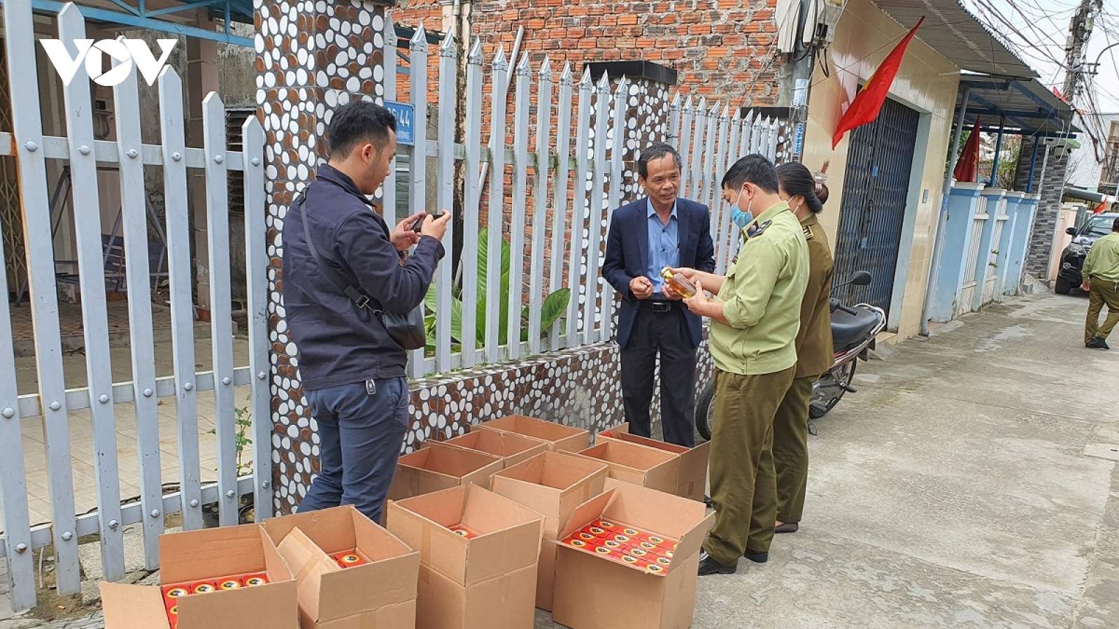 Tạm giữ hơn 160 chai rượu sâm Ngọc Linh không chứng từ