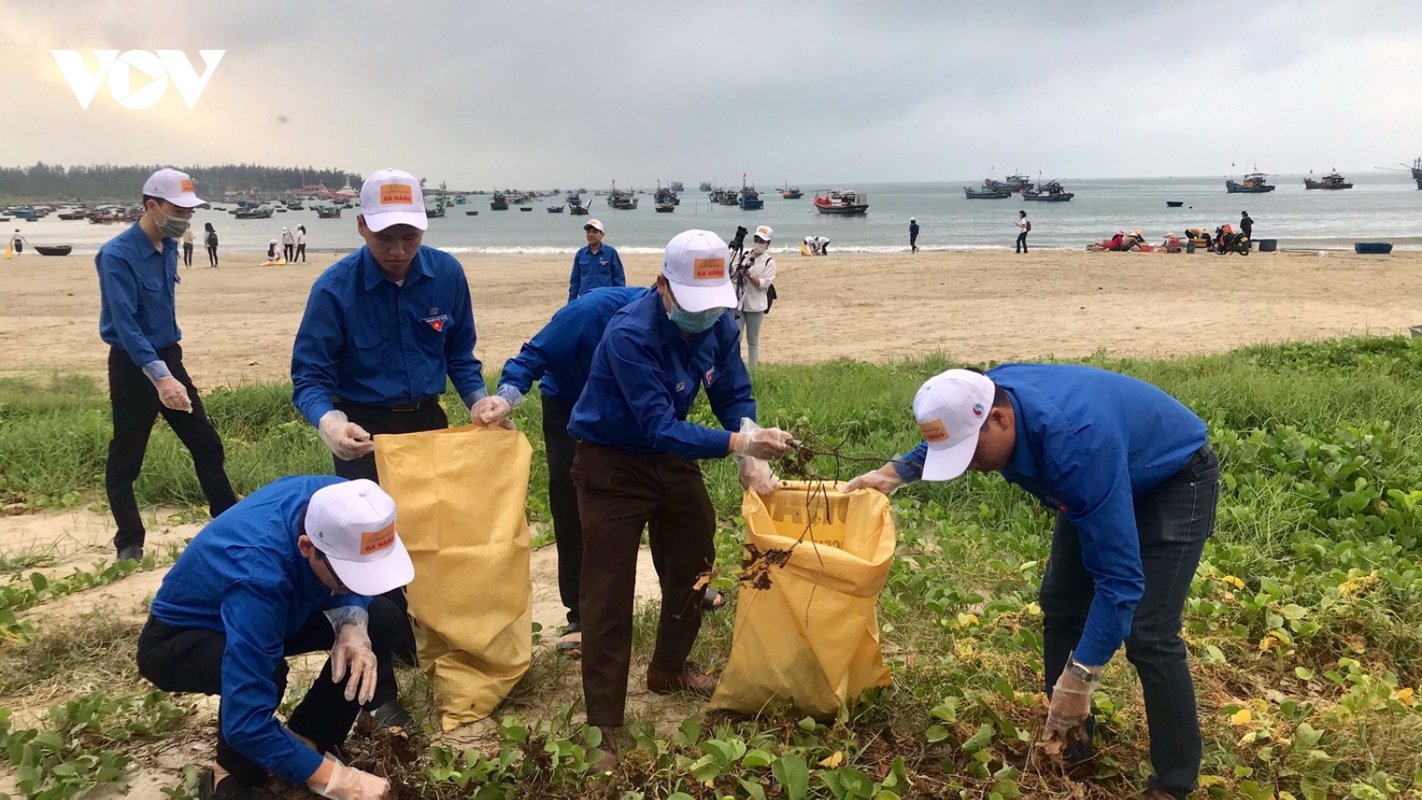 Đà Nẵng dọn sạch bờ biển đón khách du lịch