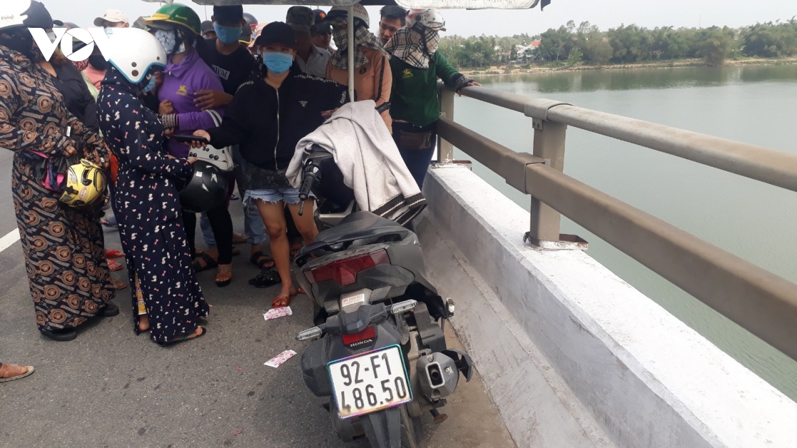 Nam thanh niên bỏ lại xe máy, gieo mình xuống sông Thu Bồn