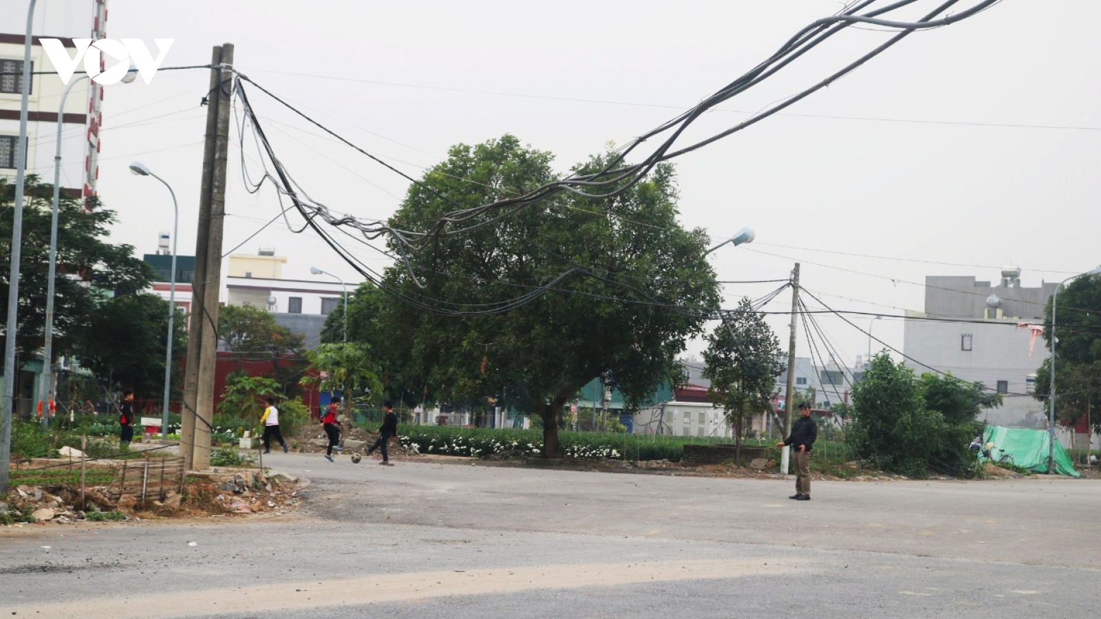 Dự án tái định cư Cây Lim: Gần 20 năm, người dân vẫn phải đi dùng nhờ điện, nước
