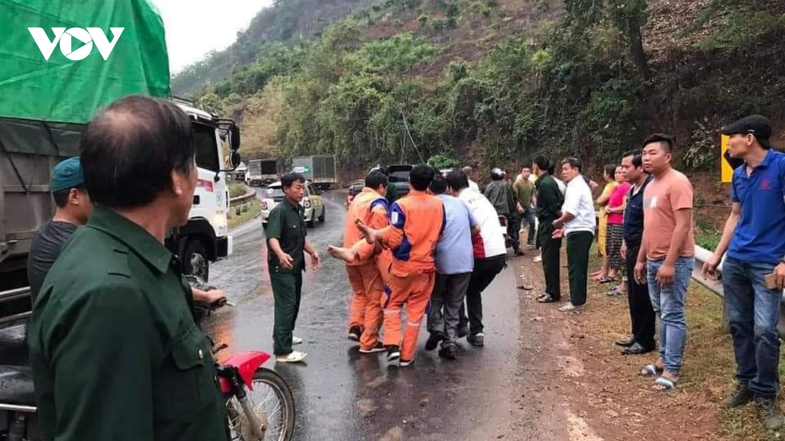 Tai nạn giao thông liên hoàn trên quốc lộ 6 khiến 4 người bị thương