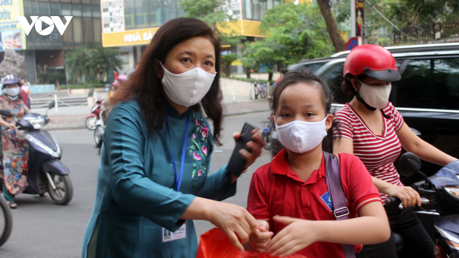 Trường học tổ chức chào cờ trong lớp, ra chơi lệch giờ để phòng dịch