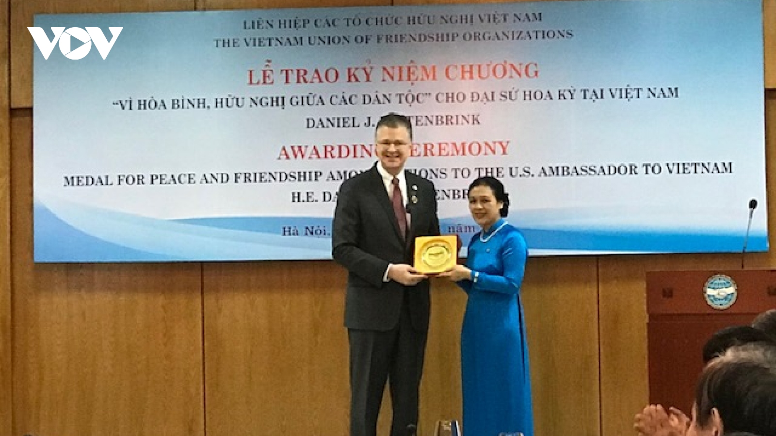 Trao kỷ niệm chương “Vì hòa bình, hữu nghị giữa các dân tộc” cho Đại sứ Mỹ