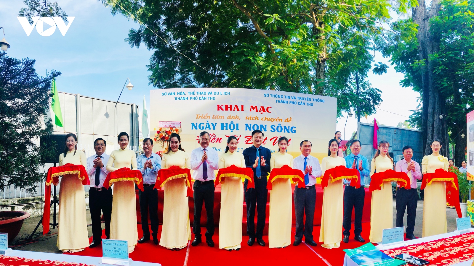 Khai mạc Triển lãm ảnh “Ngày hội non sông” và Triển lãm sách “Hiền tài đất Việt”