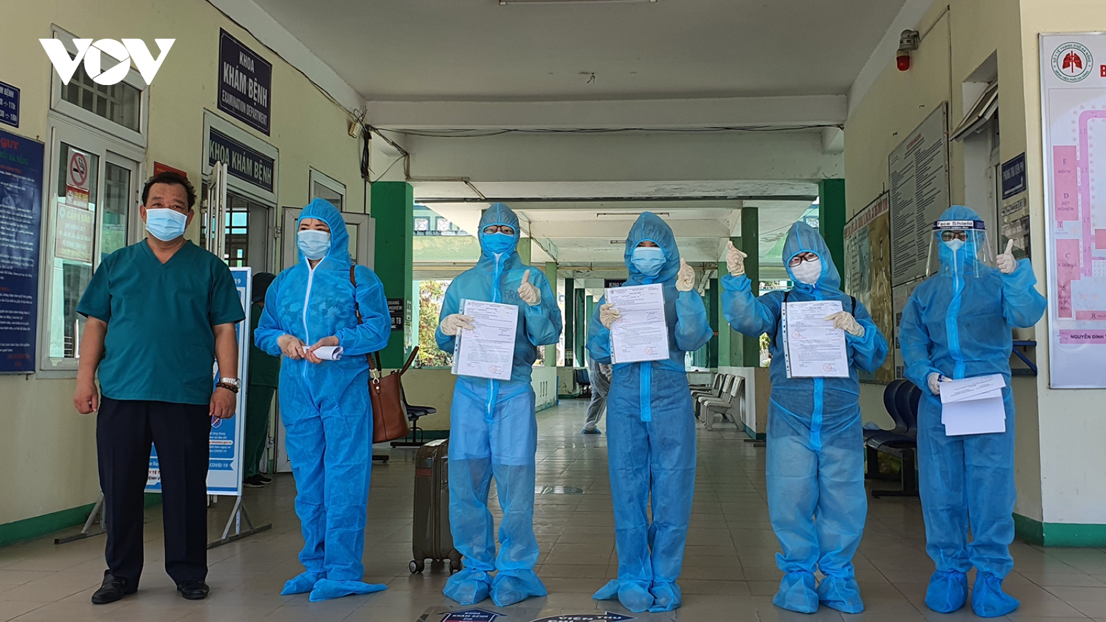 Thêm nhiều bệnh nhân ở Đà Nẵng, Quảng Ngãi âm tính với SARS-CoV-2 được ra viện