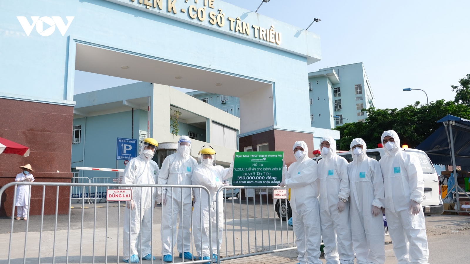 Trao tặng 5 tỷ đồng và 10.000 suất ăn hỗ trợ Bệnh viện K cơ sở Tân Triều