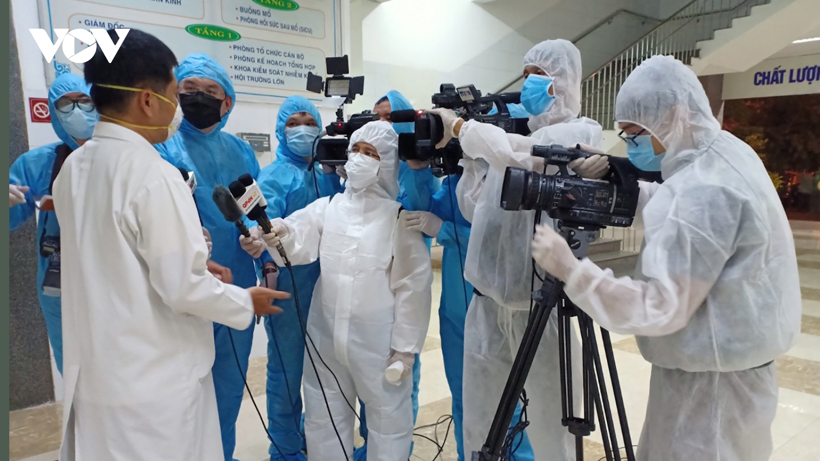 Những nữ phóng viên trong cuộc chiến chống Covid-19 ở Đà Nẵng