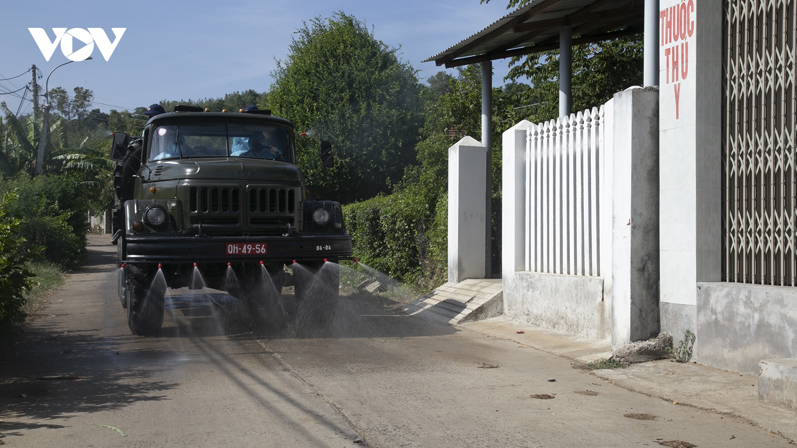 Vùng 4 Hải quân phun thuốc diệt khuẩn và hỗ trợ vật tư y tế cho xã Bình Kiến, TP. Tuy Hòa