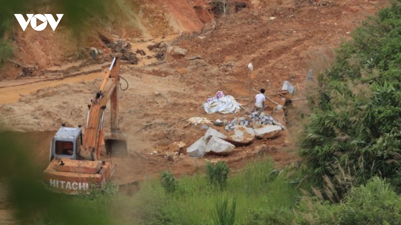 Xẻ núi, khoét đồi, khai thác khoáng sản trái phép giữa đại dịch Covid-19