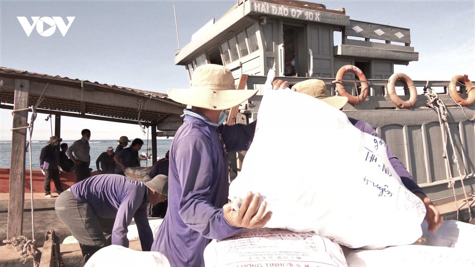 Người dân Lý Sơn gửi hơn 4 tấn nhu yếu phẩm vào TP.HCM để chung tay chống dịch Covid-19